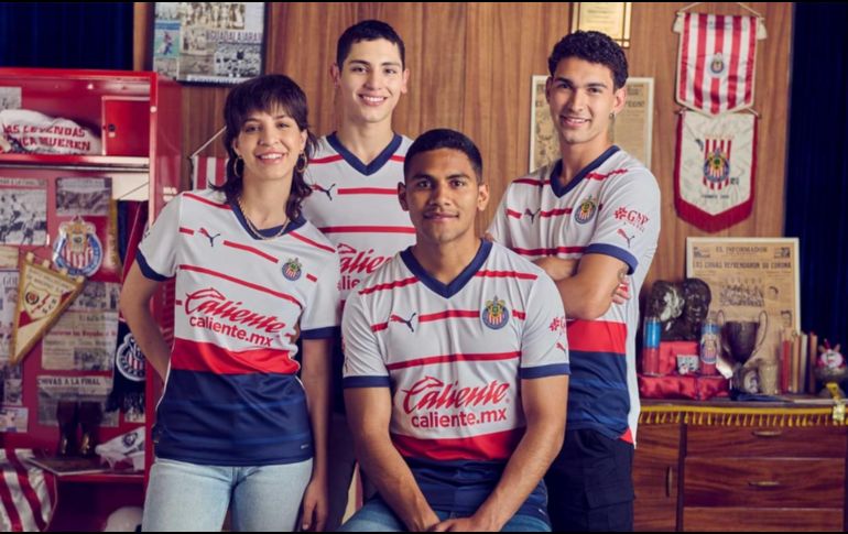Chivas presentó el uniforme que utilizará de visita para el siguiente torneo. ESPECIAL/Puma
