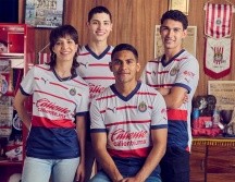 Chivas presentó el uniforme que utilizará de visita para el siguiente torneo. ESPECIAL/Puma