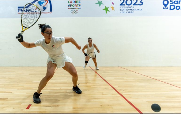 Martínez (derecha) doblegó a Mejía en cuatro sets (11-9, 13-11, 7-11 y 11-6). EFE/F. Spotorno