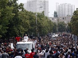 La madre del occiso encabeza una marcha de protesta en Nanterre. EFE/Y. Valat