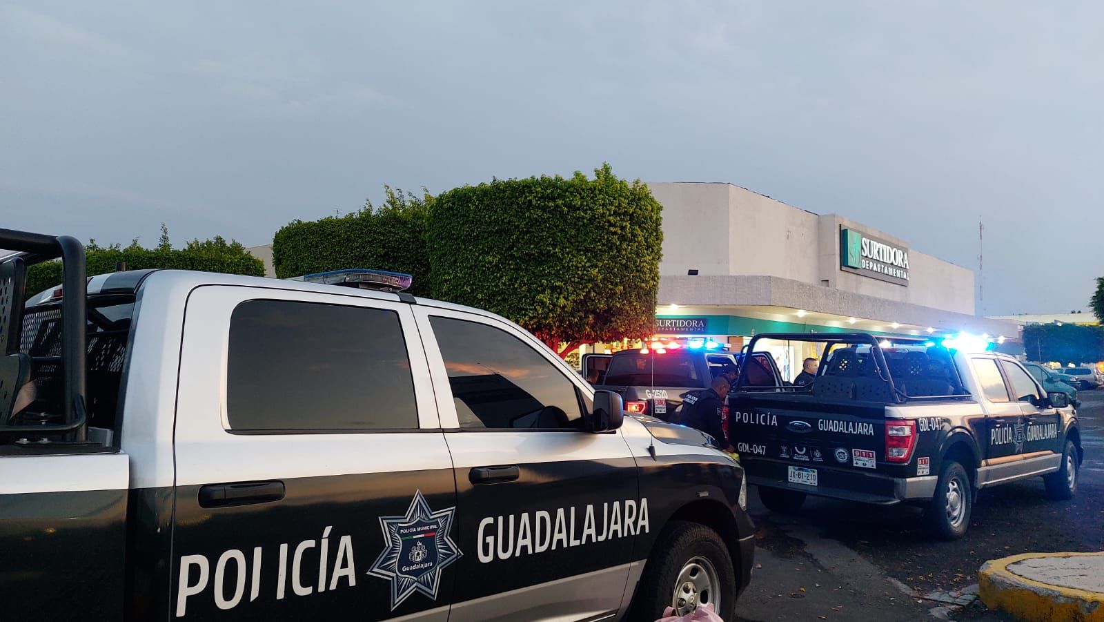 Detienen a dos tras robar en tienda en Calzada Independencia