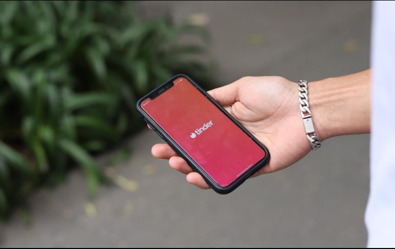 Tinder es una de las apps de ligue más usadas en México. Foto de Good Faces Agency en Unsplash
