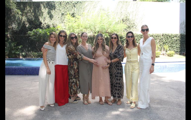 Ana Paola con sus amigas. GENTE BIEN JALISCO/ Esmeralda Escamilla