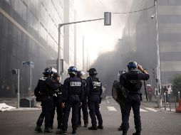 El gobierno francés prometió restablecer el orden y anunció que desplegará decenas de miles de agentes más y tomará medidas enérgicas en los vecindarios donde fueron incendiados edificios y vehículos. EFE / Y. Valat