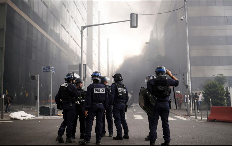 El gobierno francés prometió restablecer el orden y anunció que desplegará decenas de miles de agentes más y tomará medidas enérgicas en los vecindarios donde fueron incendiados edificios y vehículos. EFE / Y. Valat