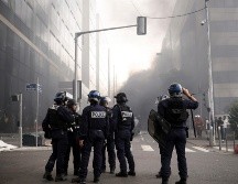 El gobierno francés prometió restablecer el orden y anunció que desplegará decenas de miles de agentes más y tomará medidas enérgicas en los vecindarios donde fueron incendiados edificios y vehículos. EFE / Y. Valat