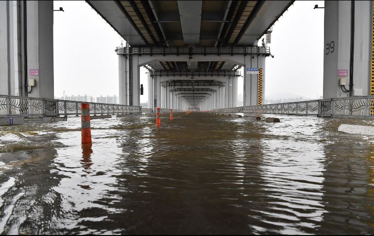 Las lluvias, que se espera que duren hasta última hora del viernes, también han destruido un puente fluvial en la localidad. EFE / ARCHIVO