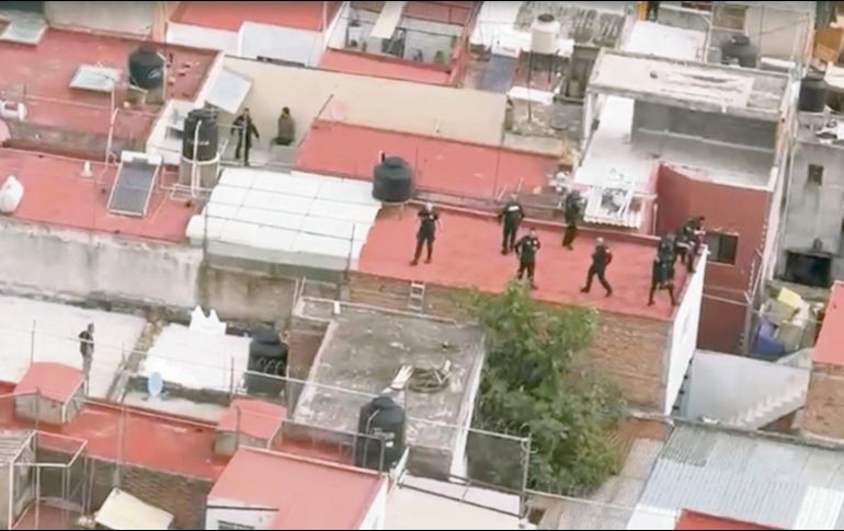 La Policía tapatía indicó que luego de observar a los delincuentes desde un helicóptero de la corporación, se dio aviso para que la persecución también se diera por tierra. ESPECIAL