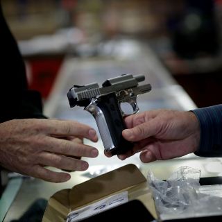 El Supremo de EU decidirá si se puede prohibir a los maltratadores tener armas
