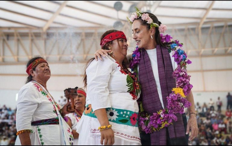Claudia Sheinbaum fue recibida por un grupo de mujeres de la comunidad otomí. ESPECIAL