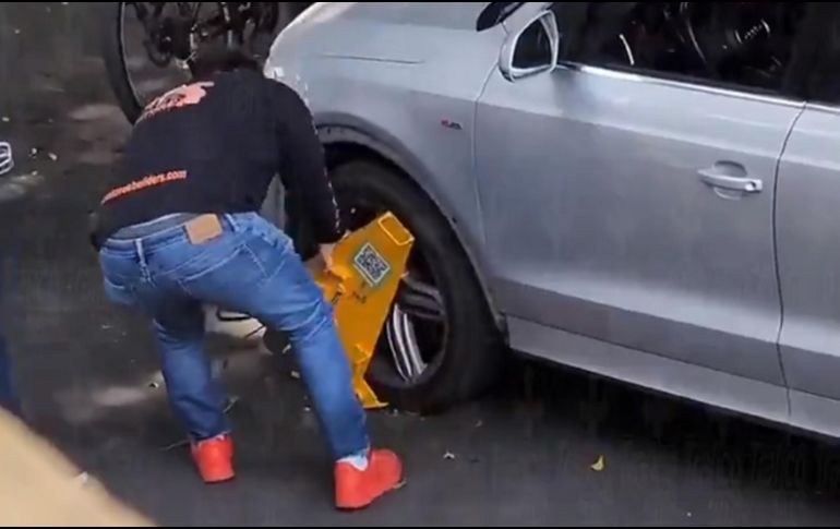 El hombre ya había sido sancionado por estacionarse sobre una línea amarilla en Diagonal San Jorge, esto con su cruce con Avenida Inglaterra. ESPECIAL / Tráfico ZMG