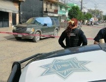 Las dos víctimas quedaron sobre una camioneta Ford Escape de modelo atrasado en color verde, ambos tenían impactos de bala sobre su cabeza. CORTESÍA