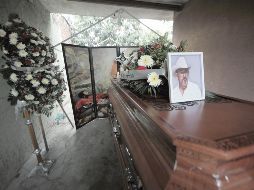 Hipólito Mora, asesinado el jueves, fue velado ayer en su casa, muy cerca de donde ocurrió el atentado, en La Ruana, Michoacán. EFE