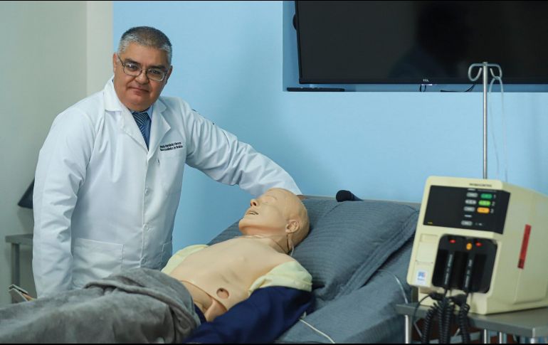 El doctor Raymundo Hernández, coordinador académico de la carrera de Medicina, en el área de simulación médica de la universidad. EL INFORMADOR/C. Zepeda