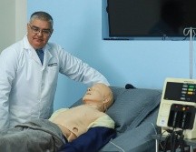 El doctor Raymundo Hernández, coordinador académico de la carrera de Medicina, en el área de simulación médica de la universidad. EL INFORMADOR/C. Zepeda