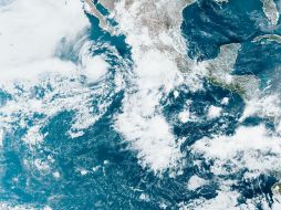 Mientras “Adrián” (izq.) se aleja de las costas mexicanas ya convertido en huracán categoría 2, “Beatriz” pasó de tormenta tropical a huracán categoría 1. EFE