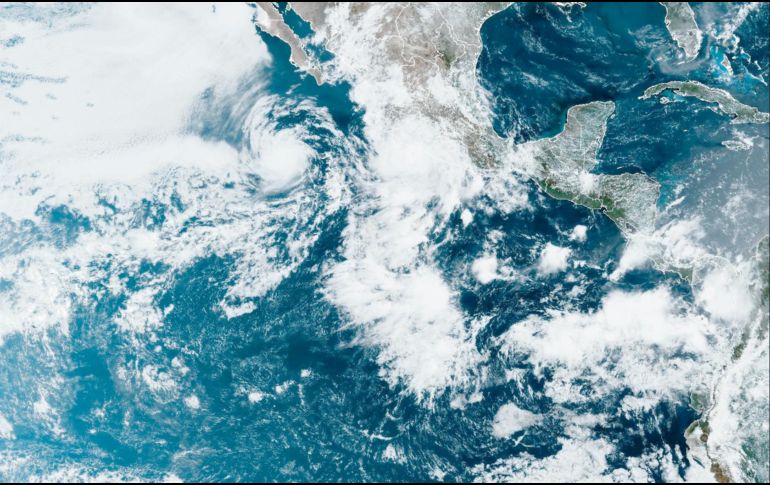 Mientras “Adrián” (izq.) se aleja de las costas mexicanas ya convertido en huracán categoría 2, “Beatriz” pasó de tormenta tropical a huracán categoría 1. EFE