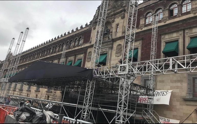 Preparativos para la celebración frente al Palacio Nacional, en el zócalo de la Ciudad de México. SUN/F. Rodríguez