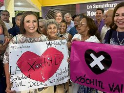 Xóchitl Gálvez fue recibida por sus simpatizante ayer en Mérida, donde participó en el Congreso de Mujeres 50+1. TWITTER/@XochitlGalvez