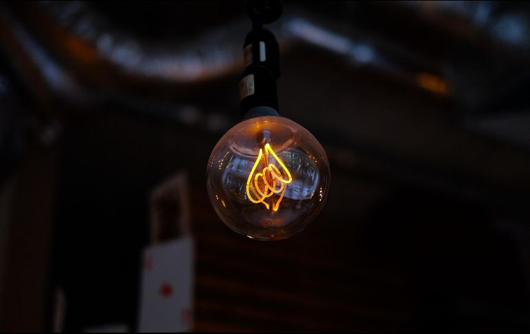 Observa si sólo tu casa se encuentra sin electricidad o si también afecta a los vecinos. Esto te ayudará a determinar si es un problema interno o una falla general en el suministro eléctrico. ESPECIAL /   Foto de freestocks en Unsplash