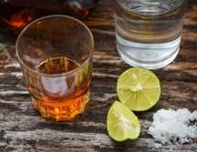 El alcohol desequilibra el organismo químicamente y provoca una acumulación de acetaldehído, un compuesto tóxico que aumenta cuando el cuerpo se ve obligado a procesarlo. ESPECIAL