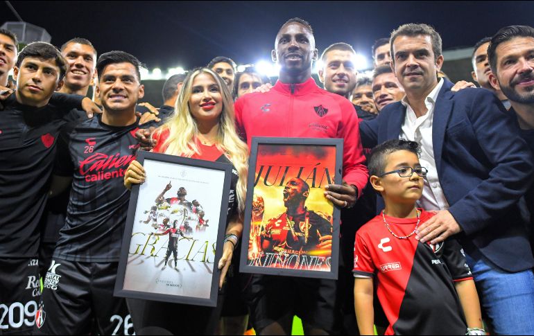 Quiñones fue homenajeado en la cancha del Estadio Jalisco. IMAGO7/Sandra Padilla