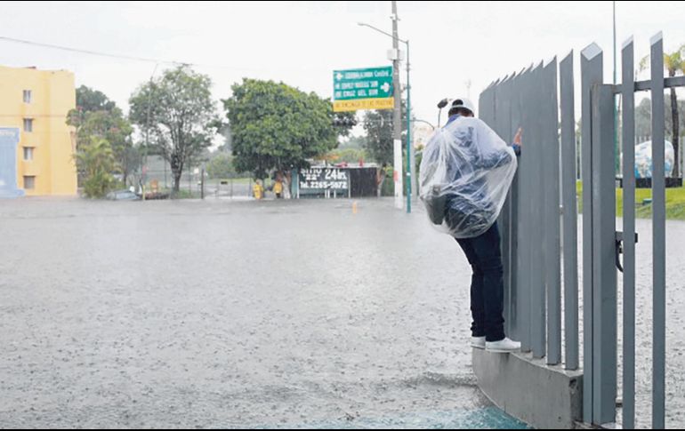 Peatones, ciclistas y automovilistas padecen las inundaciones que se producen en el Área Metropolitana de Guadalajara en cada época de lluvias. EL INFORMADOR/Archivo