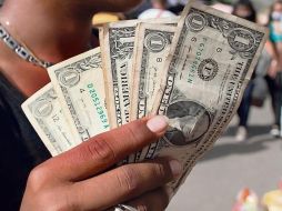 El dólar amanece  a 17.07 pesos al mayoreo. AFP/ ARCHIVO