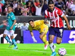 Pese a que no anotó gol, Víctor Guzmán tuvo una gran actuación con el Guadalajara. IMAGO7