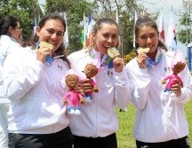 La experiencia de Alejandra Valencia (izq.) y Aída Román (centro) cobijaron a la joven Ángela Ruiz. TWITTER/CONADE
