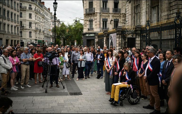 Franceses se reunieron frente a la alcaldía, ayer, en Lyon, Francia, en una muestra de solidaridad. AP