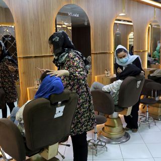 Los talibanes prohíben los salones de belleza para mujeres en Afganistán
