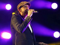 Juan Luis Guerra nuevamente cautivando al público con su voz y sus temas bachateros. EFE / Paco Campos