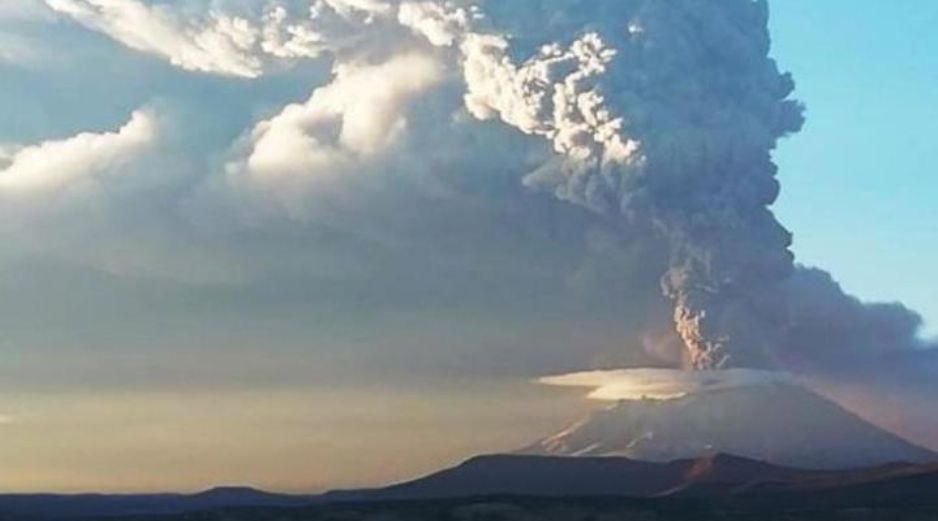 La actividad del volcán continuará durante las siguientes horas y días con emisiones de ceniza. ESPECIAL/TWITTER