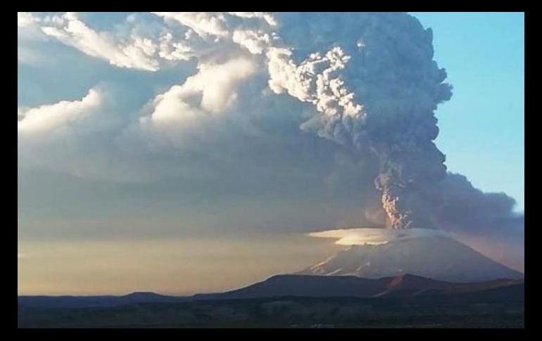 La actividad del volcán continuará durante las siguientes horas y días con emisiones de ceniza. ESPECIAL/TWITTER