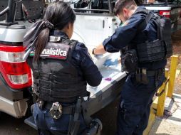 Esto fue durante labores de vigilancia en las cercanías de Avenida 8 de Julio y Jesús Reyes Heroles, los oficiales del escuadrón canino Lobos avistaron a un hombre inhalando solvente de un bote de plástico. CORTESÍA