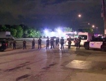 Policías llegaron al lugar del tiroteo y encontraron a varias víctimas. AP