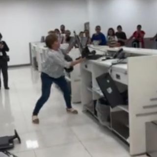 Detienen a mujer que causó destrozos en el mostrador de Volaris en el AICM
