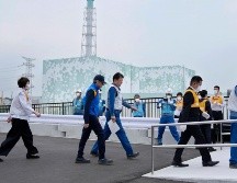 Grossi (de cachucha) en la planta nuclear de Fukushima. Pescadores locales y grupos en Corea del Sur y China han manifestado su inconformidad con el vertido del agua contaminada. EFE/H. Komae