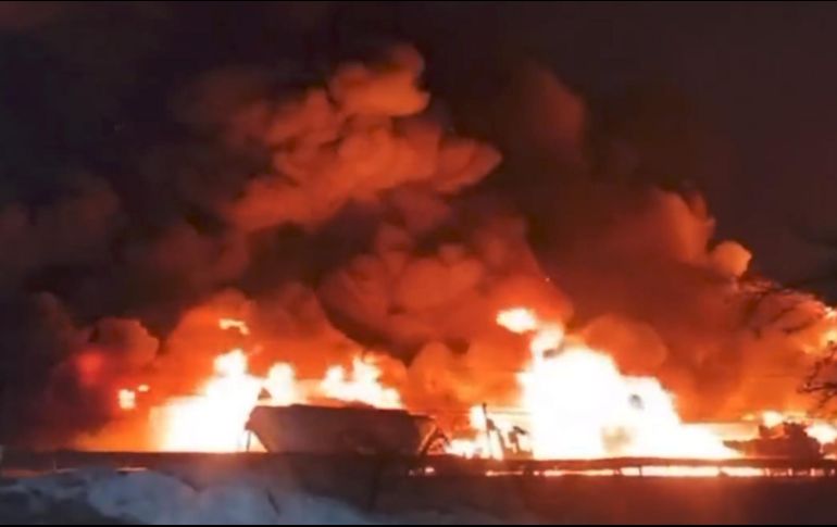 El choque en el que se vieron involucradas varias unidades de tráileres terminó en un incendio sobre la vía. ESPECIAL