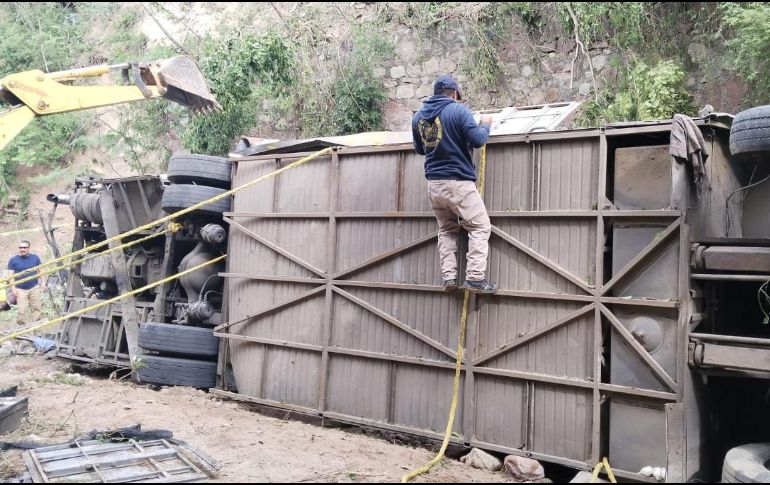 La Policía Vial Estatal informó que apoya en las labores de rescate, mientras que autoridades señalan que hay más de 20 muertos y unos 26 heridos. TWITTER / @PolVial_GobOax