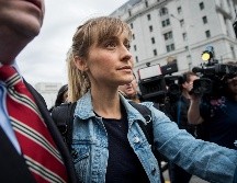 La actriz de Smallville, Allison Mack, evitó una condena más prolongada al cooperar con las autoridades federales en su caso contra Raniere, que finalmente fue sentenciado a 120 años de cárcel. AFP / ARCHIVO