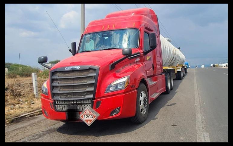 Las autoridades instruyeron el aseguramiento del tractocamión, las dos pipas y los 67 mil litros de gasolina. ESPECIAL
