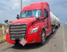 Las autoridades instruyeron el aseguramiento del tractocamión, las dos pipas y los 67 mil litros de gasolina. ESPECIAL