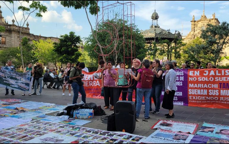 Decenas de personas acudieron a la Plaza Imelda Virgen en el centro histórico tapatío para exigir la reinstalación del antimonumento del 5 de junio. EL INFORMADOR/ M. HERNÁNDEZ