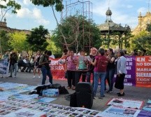 Decenas de personas acudieron a la Plaza Imelda Virgen en el centro histórico tapatío para exigir la reinstalación del antimonumento del 5 de junio. EL INFORMADOR/ M. HERNÁNDEZ