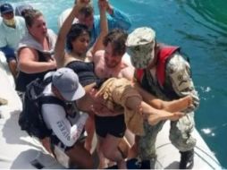 La mujer fue ayudada a salir del agua por otros turistas. ESPECIAL