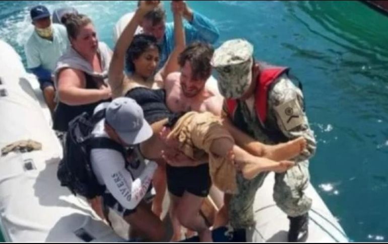 La mujer fue ayudada a salir del agua por otros turistas. ESPECIAL