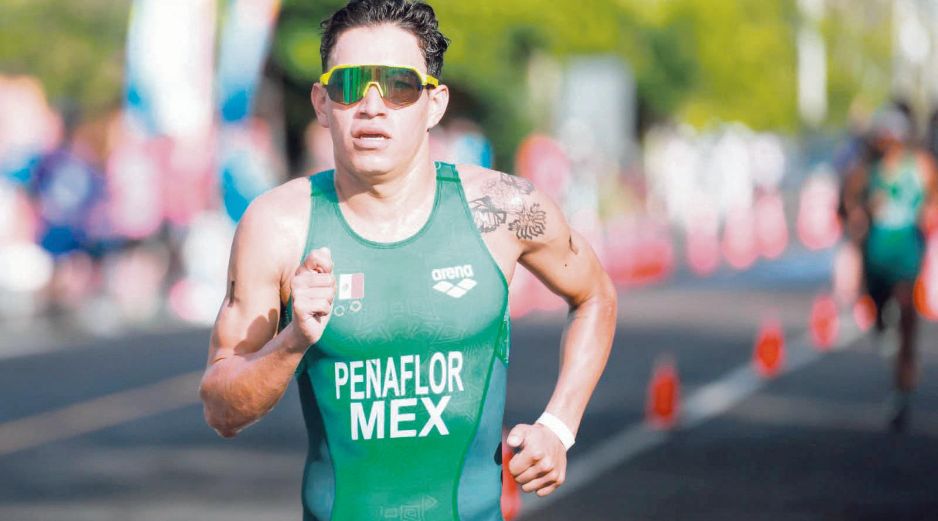 Aram Peñaflor se colgó ayer dos medallas de oro en el triatlón. ESPECIAL/CONADE
