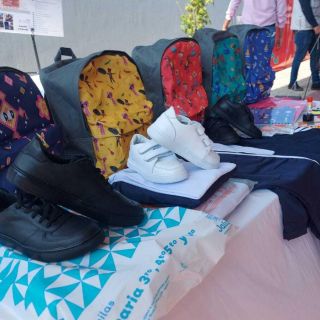Entregan en Zapopan útiles escolares y uniformes previo al regreso a clases
